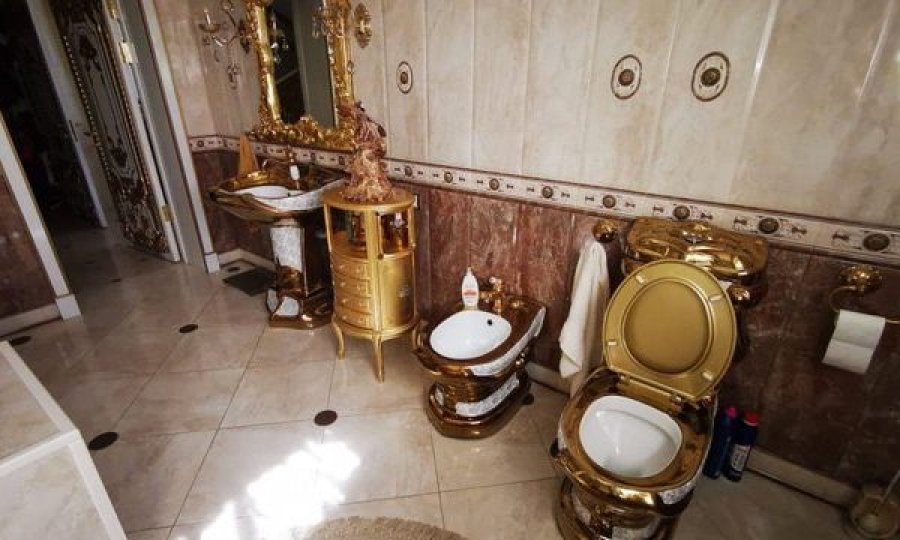  Drejtorit të policisë ia gjejnë tualetin me ari në banesë 