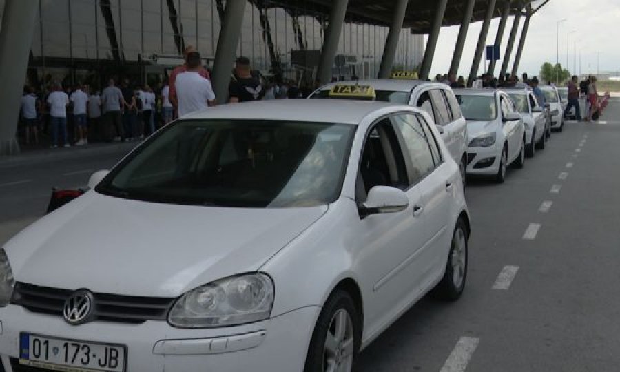  Protestojnë taksistët në aeroport, thonë se janë të rrezikuar me jetë nga ilegalët 
