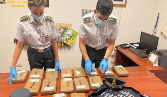 Shqiptarit dhe gruas rumune i zbulohet kokainë me vlerë 2 milionë Euro 