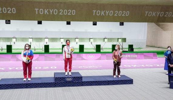 Yang Qian e Kinës fiton medaljen e parë të artë në “Tokio 2020”