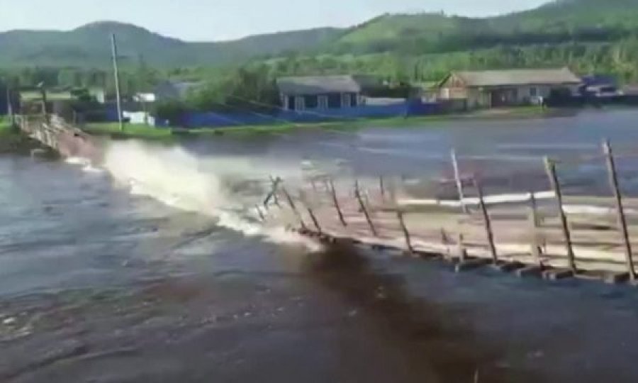  Shikoni se si shembet ura e drunjtë dhe “përpin” kamionin 