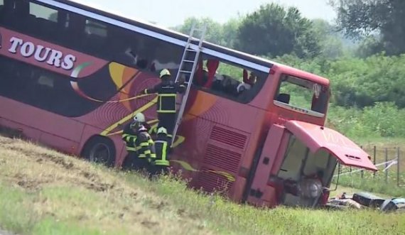 Një person kërkon familjarin e tij që dje ishte udhëtar në autobusin që u rrotullua në Serbi