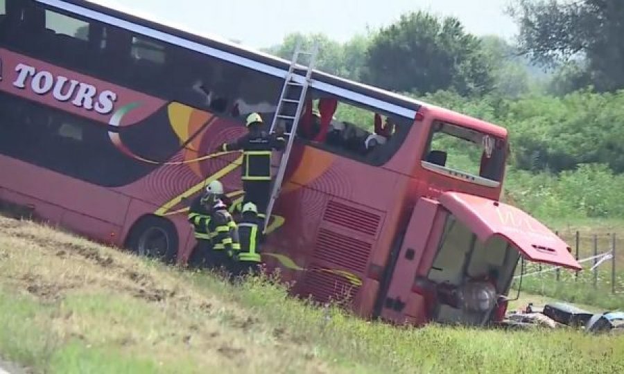 Një person kërkon familjarin e tij që dje ishte udhëtar në autobusin që u rrotullua në Serbi