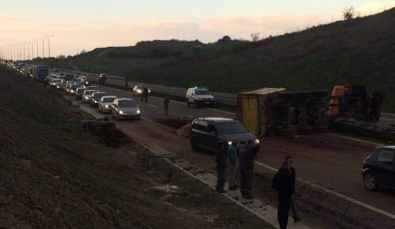 Aksident i rëndë në autostradën “Ibrahim Rugova”, kamioni ndahet përgjysmë
