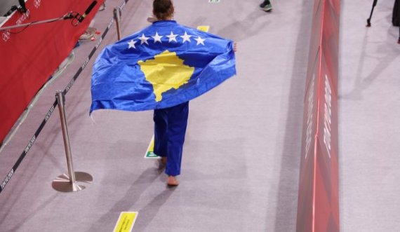 Çikat vijojnë ta shkruajnë historinë, Nora Gjakova ia fiton Kosovës medaljen e tretë të artë olimpike