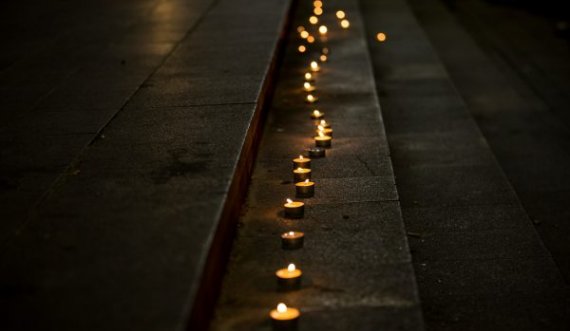 Nderohen bashkatdhetarët që vdiqën në Kroaci, ndizen qirinj në Skenderaj