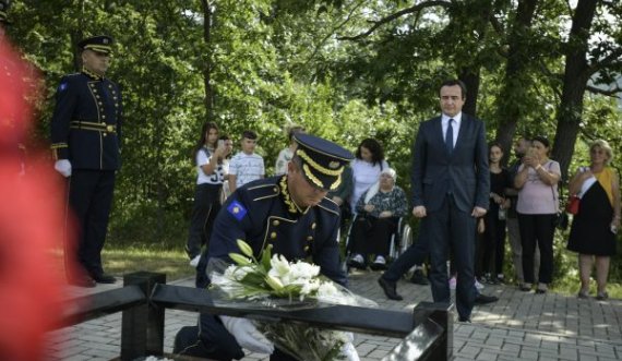  Albin Kurti bën homazhe te varri i Enver Zymberit në dhjetëvjetorin e rënies në krye të detyrës 