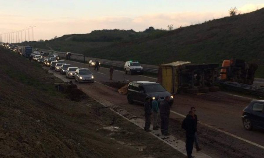 Aksident i rëndë në autostradën “Ibrahim Rugova”, kamioni ndahet përgjysmë