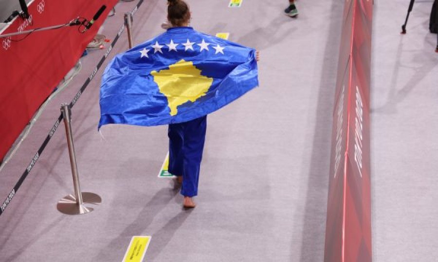 Çikat vijojnë ta shkruajnë historinë, Nora Gjakova ia fiton Kosovës medaljen e tretë të artë olimpike