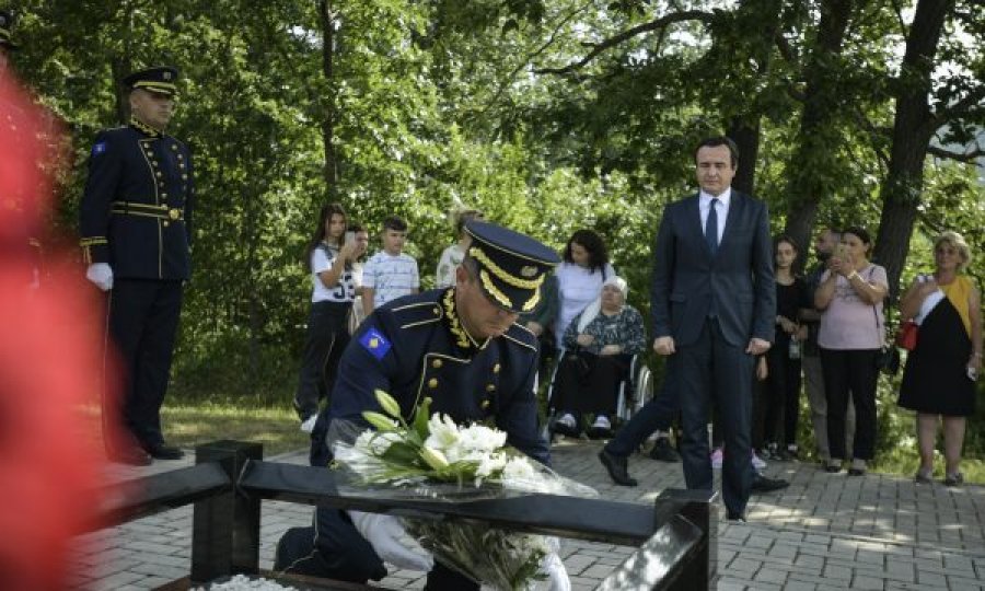  Albin Kurti bën homazhe te varri i Enver Zymberit në dhjetëvjetorin e rënies në krye të detyrës 