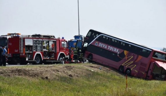 Avokati i shoferit thotë se klienti i tij asnjëherë nuk ka deklaruar se e kishte zënë gjumi gjatë vozitjes