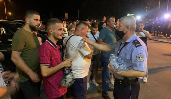 Policia u shpërndan ujë familjarëve që po presin në Aeroport