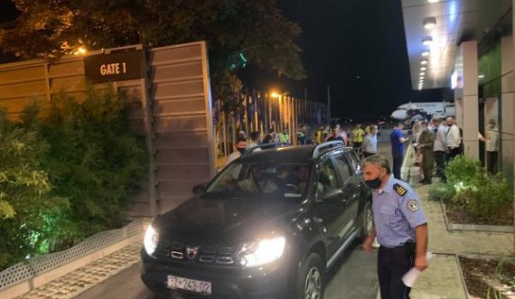 Disa mërgimtarë po largohen nga Aeroporti me vetura të MPB-së