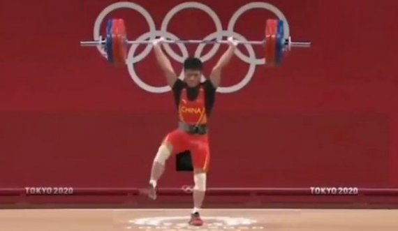 Fitoi dy medalje ari në peshëngritje, kinezi ngriti 313 kg me një këmbë
