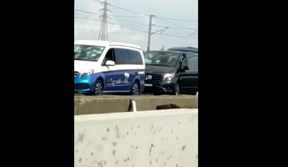  Breshri shkatërron me qindra vetura, bllokohet autostrada 