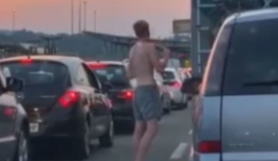  I riu bën dush gjersa po priste në kufirin kroat, video bëhet virale 