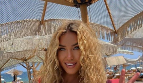 Adelina shfaqet në bikini, ekspozon gjoksin nga afër