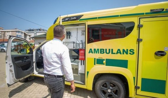  Bashkëatdhetari dhuron një autoambulancë për komunën e Skenderajt 