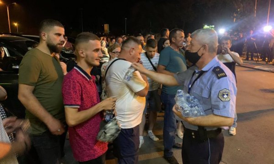 Policia u shpërndan ujë familjarëve që po presin në Aeroport