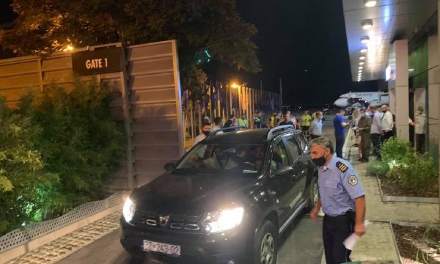 Disa mërgimtarë po largohen nga Aeroporti me vetura të MPB-së