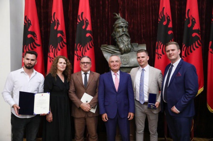  Meta ndau çmimin “Dekorata e Artë e Shqiponjës” Heroit të Kombit Rrustem Bruqi