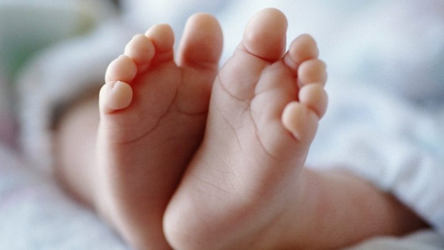 Foshnja ndërron jetë 1 orë pas lindjes, mjekët i dhanë gaz në vend të oksigjenit 