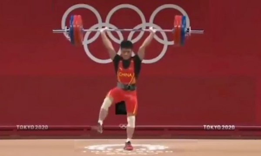 Fitoi dy medalje ari në peshëngritje, kinezi ngriti 313 kg me një këmbë