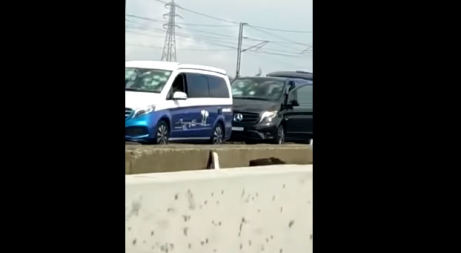  Breshri shkatërron me qindra vetura, bllokohet autostrada 