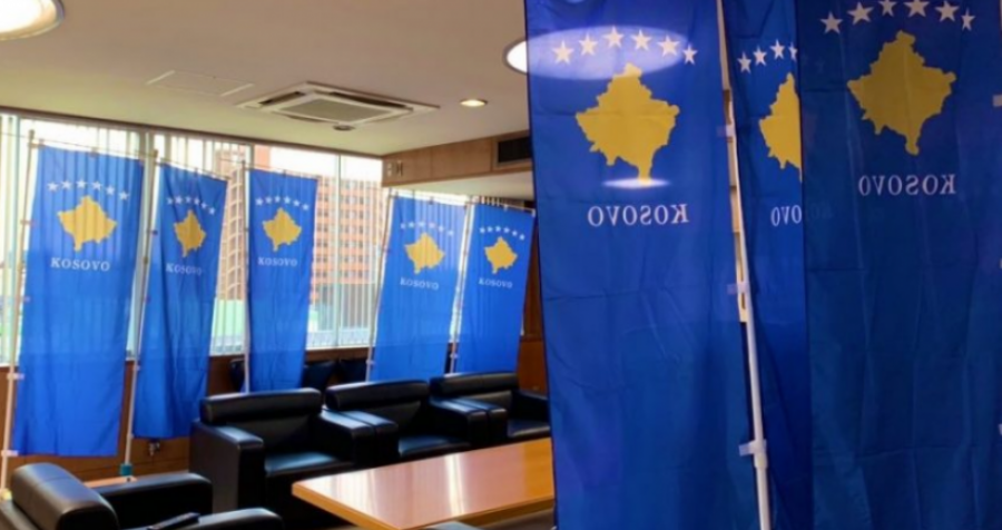 Kryetari i kësaj komune në Japoni e dekoroi zyrën me flamuj të Kosovës