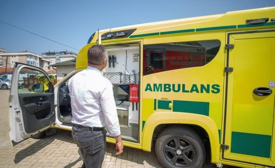  Bashkëatdhetari dhuron një autoambulancë për komunën e Skenderajt 