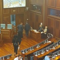 Marrëveshjet ndërkombëtare – LDK-ja lëshon sallën, AAK-ja nuk merr pjesë fare