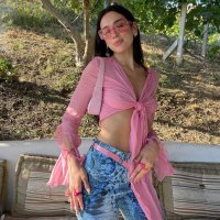 Me pushime në Shqipëri, Dua Lipa pozon në bregdetin e jugut, por fansat kanë një kërkesë për të