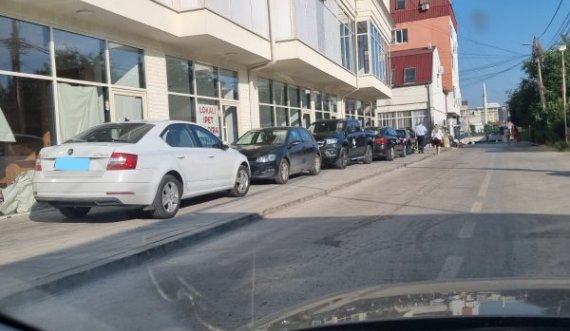  Në Ferizaj gjobiten disa qytetarë për parking të parregullt në trotuar 