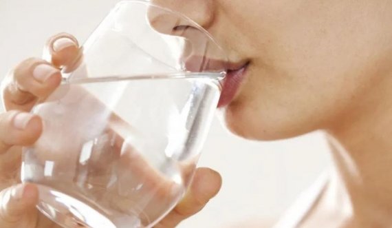 Studimi që vërteton se ju po pini sasi të gabushme të ujit! 