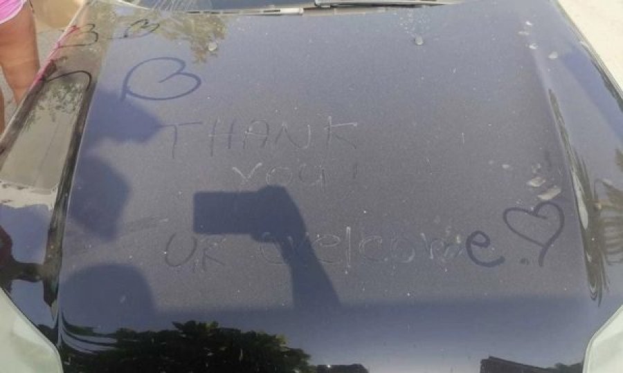 Turistja serbe zbulon mesazhin që shqiptari i la mbi makinë gjatë pushimeve në Ksamil 