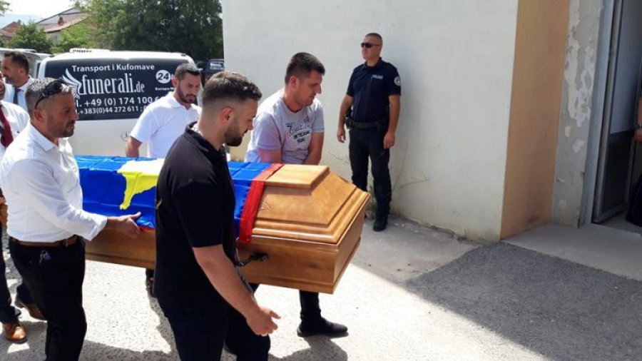  Trupat e viktimave të aksidentit dërgohen në morgun e Spitalit të Prizrenit 