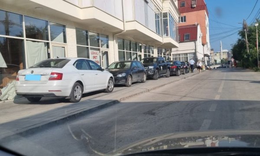  Në Ferizaj gjobiten disa qytetarë për parking të parregullt në trotuar 