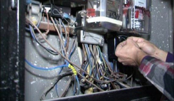 Tentoi të rilidhë kabllot elektrike të këputur në oborrin e banesës, humb jetën 59-vjeçari 