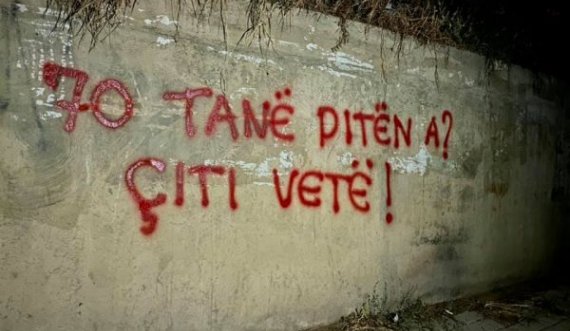 “70 tanë ditën a? Qiti vetë”, grafite kundër shtypjes ndaj grave në Vushtrri