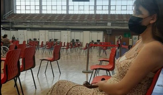 Ministrja Haxhiu merr dozën e parë të vaksinës kundër Covid-19