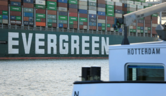  Anija që e bllokoi Suezin arrin më në fund në Holandë 