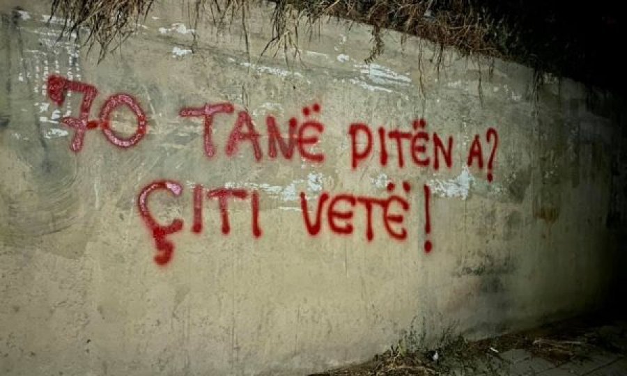 “70 tanë ditën a? Qiti vetë”, grafite kundër shtypjes ndaj grave në Vushtrri