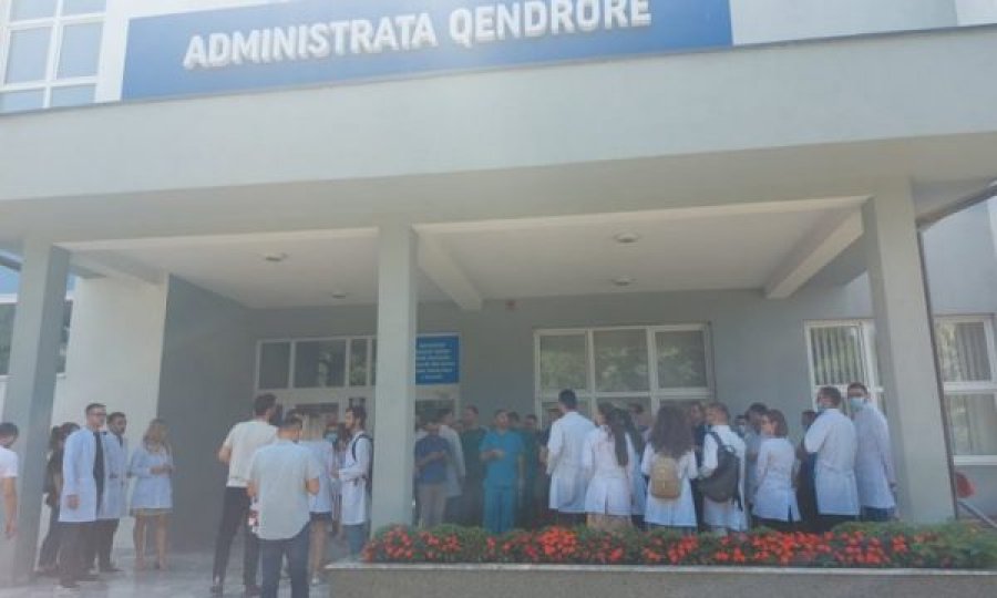  Specializantët protestojnë para SHSKUK’së, kërkojnë të paguhen për kujdestaritë 