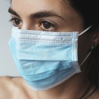 Përse këshillohet përsëri mbajtja e maskës?