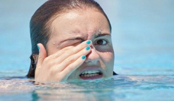 Keni djegie të syve kur laheni nëpër pishina? Arsyeja se pse ju ndodh kjo, është tepër e gërditshme 