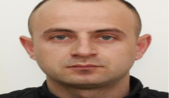  Nëse e shihni këtë person lajmëroni menjëherë Policinë e Kosovës 