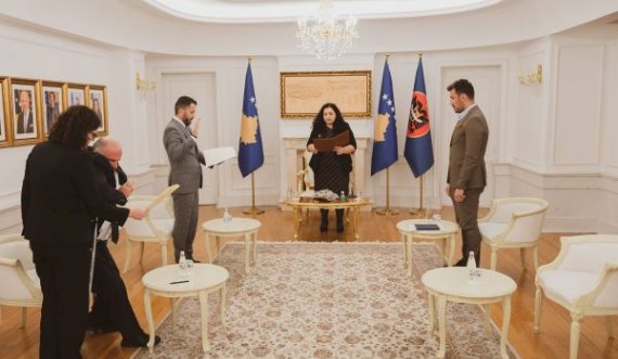 Presidentja Osmani dekreton dy anëtarët e rinj të PDK-së dhe të koalicionit VAKAT në KQZ