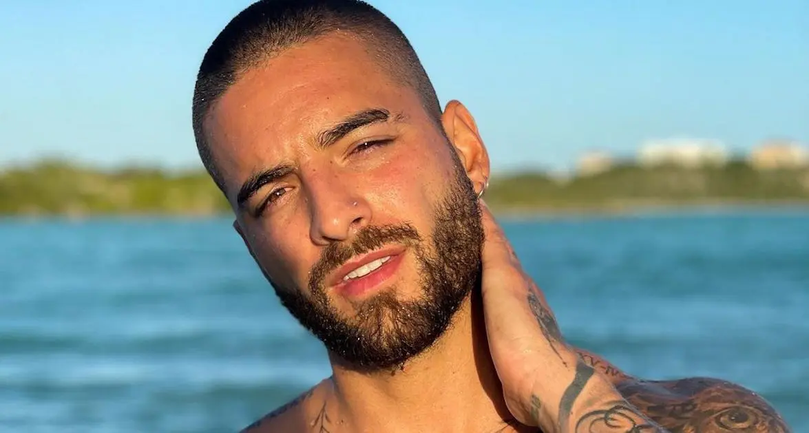  Maluma e bën traditë të puthë në buzë fanset, tregon se a do ta bëjë edhe në Tiranë? 