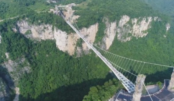  Adrenalina në maksimum, të hidhesh nga ura e xhamit në 260 metra lartësi 