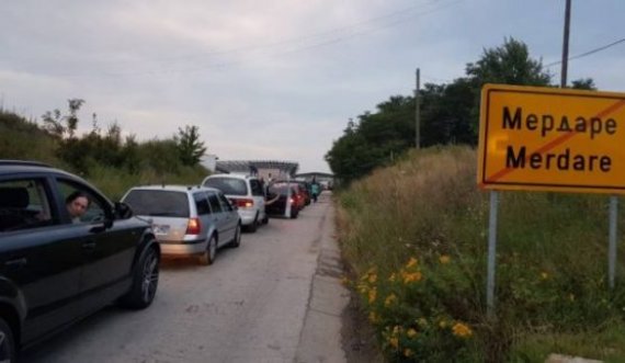 Bashkatdhetarët në kulmin e zhegut presin 5 orë në pikë-kalimin kufitar në Merdarë